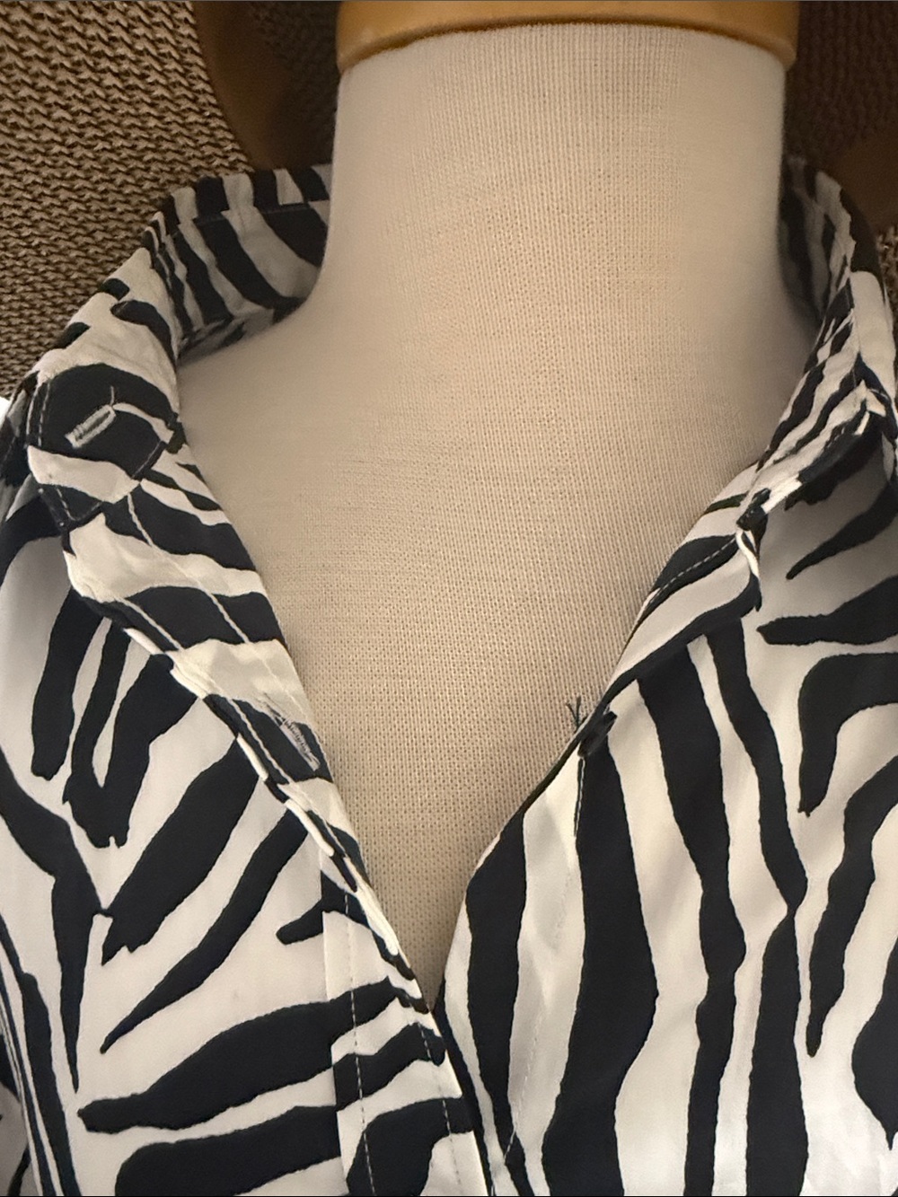 💯 cotton Chaps Black and White Zebra-Print Button Front Blouse - Picture 3 of 7